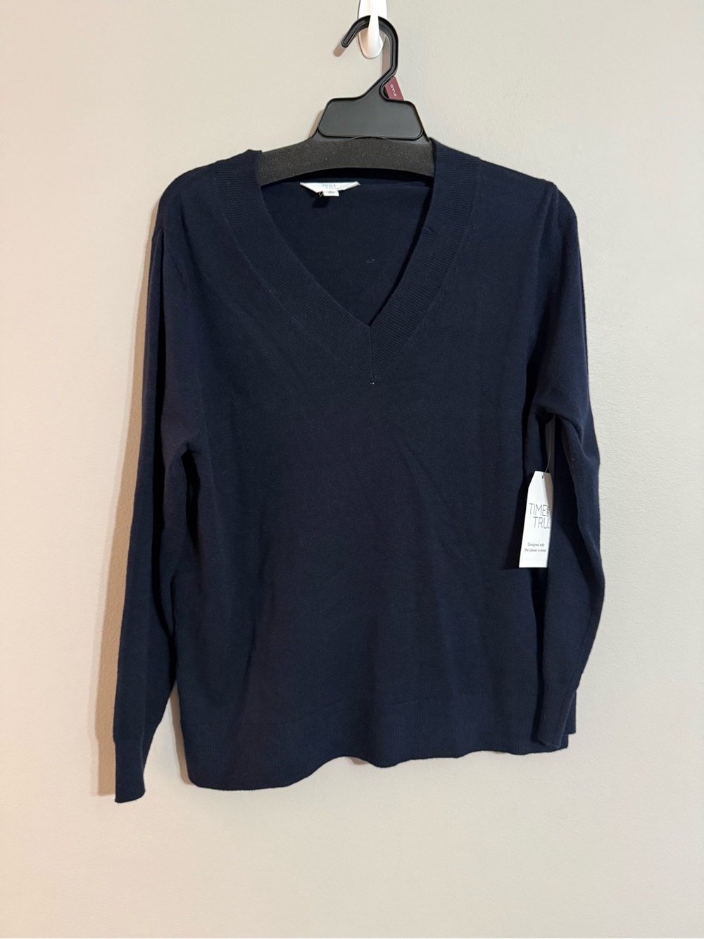 Time and Tru Women’s Classic V-Neck Navy Sweater Small